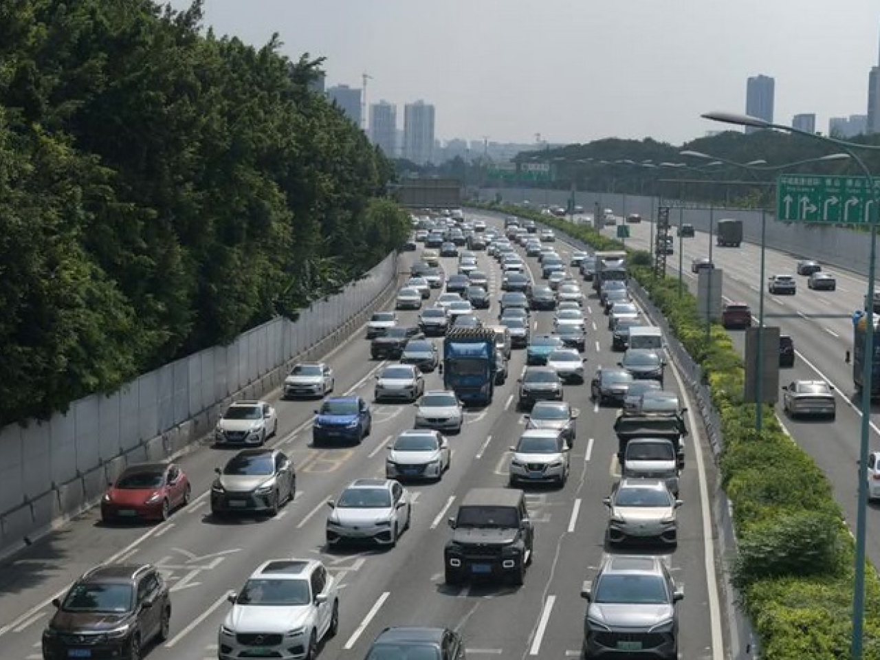 昨日道路交通流量明顯增加。圖為廣州環城高速公路的情況。（新華社）
