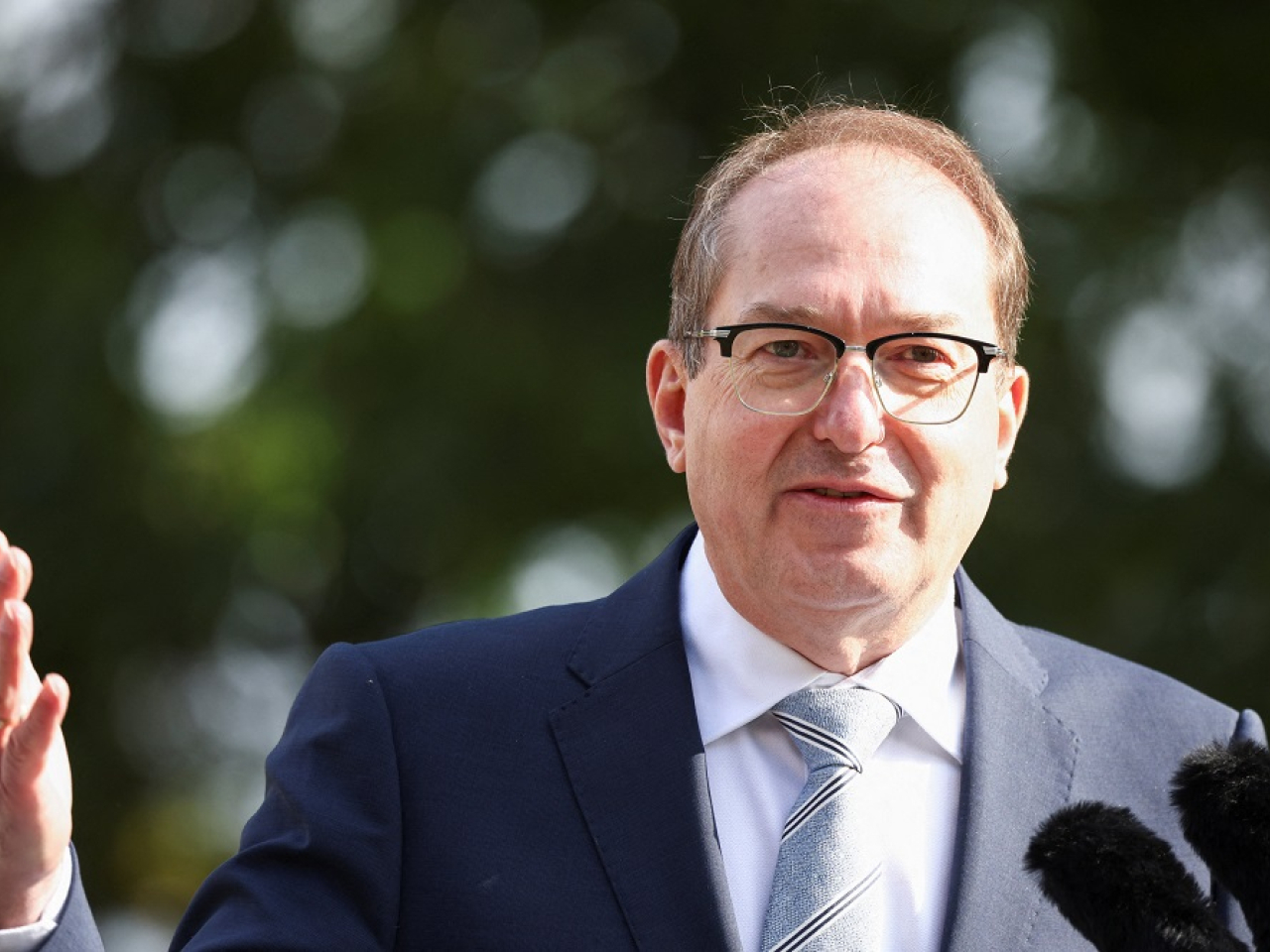 German Interior Minister Alexander Dobrindt hails law enforcement officials for "averting a terrorist threat." Photo: Reuters