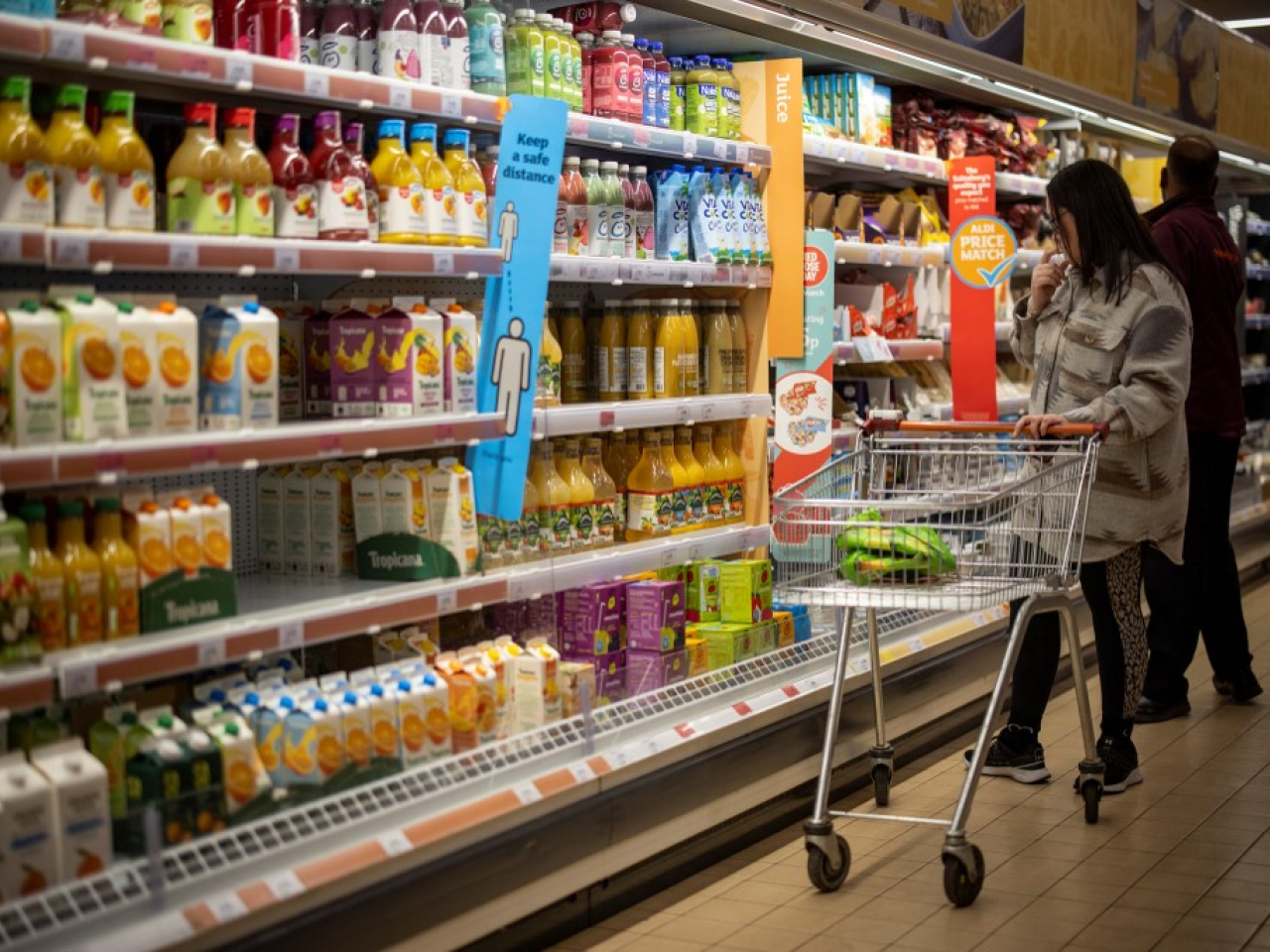 英國政府率先推行的新規定包括禁止垃圾食品的買一送一促銷活動。（法新社資料圖片）