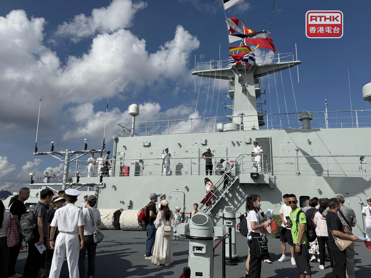 有市民指希望有更多解放軍軍艦到港，讓市民增廣見聞。（陳曉筠攝）