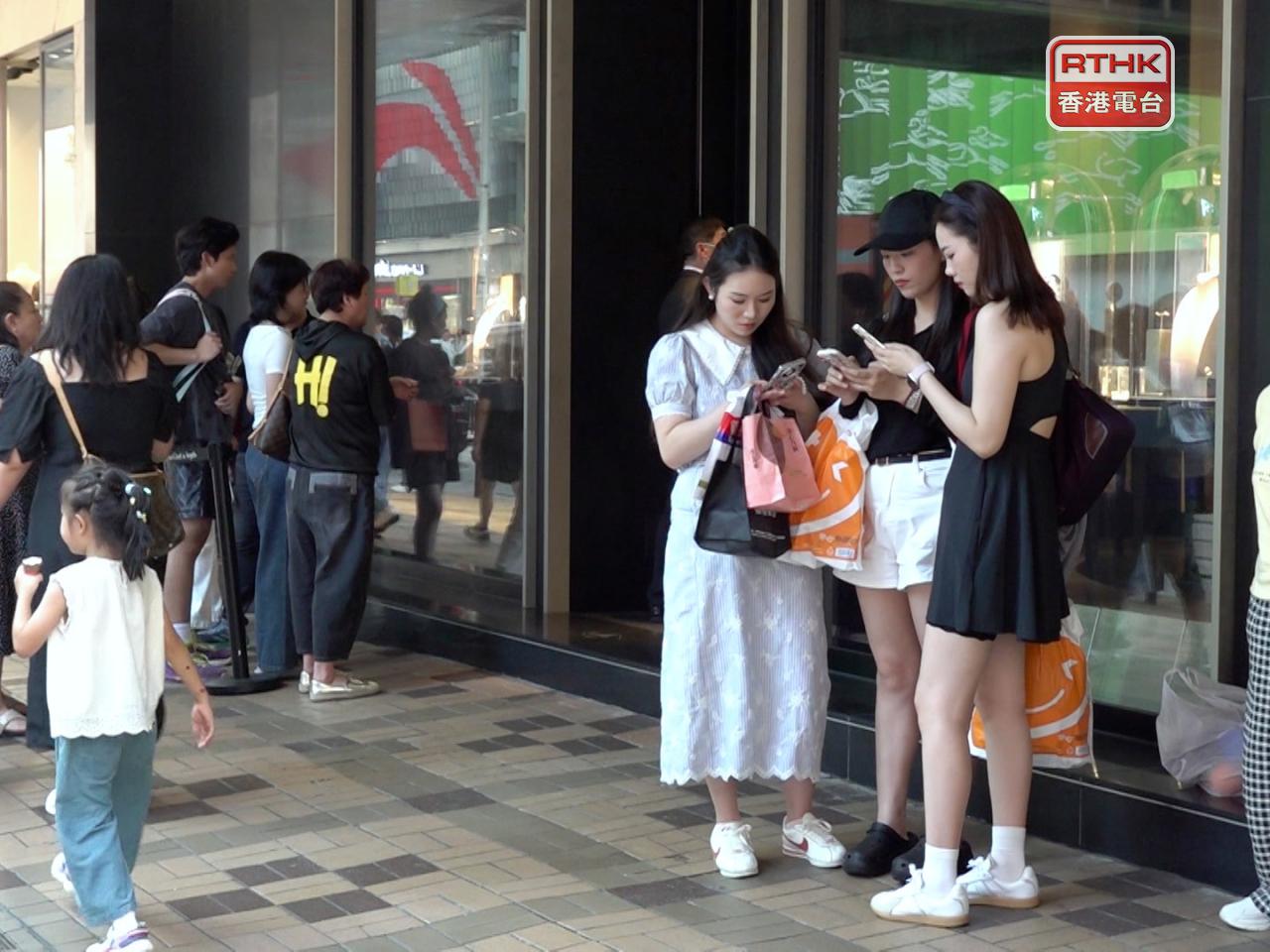 楊淑芬表示，市面暢旺，昨日內地訪客的人數是預期之內，預計今日會有更多旅客抵港。（港台圖片）