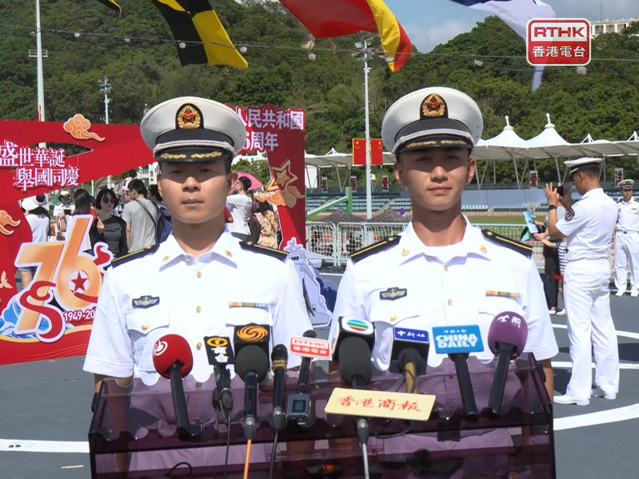 程嘉銘（右）指昨晚在軍艦甲板觀賞國慶煙花匯演，感受到香港濃厚的國慶氛圍。（鍾家銘攝）