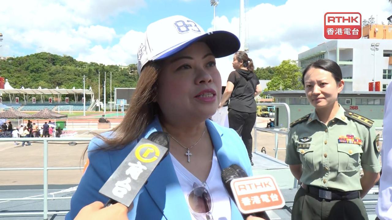 羅淑佩稱首度登軍艦參觀感動和興奮　目睹大批市民打卡非常開心
