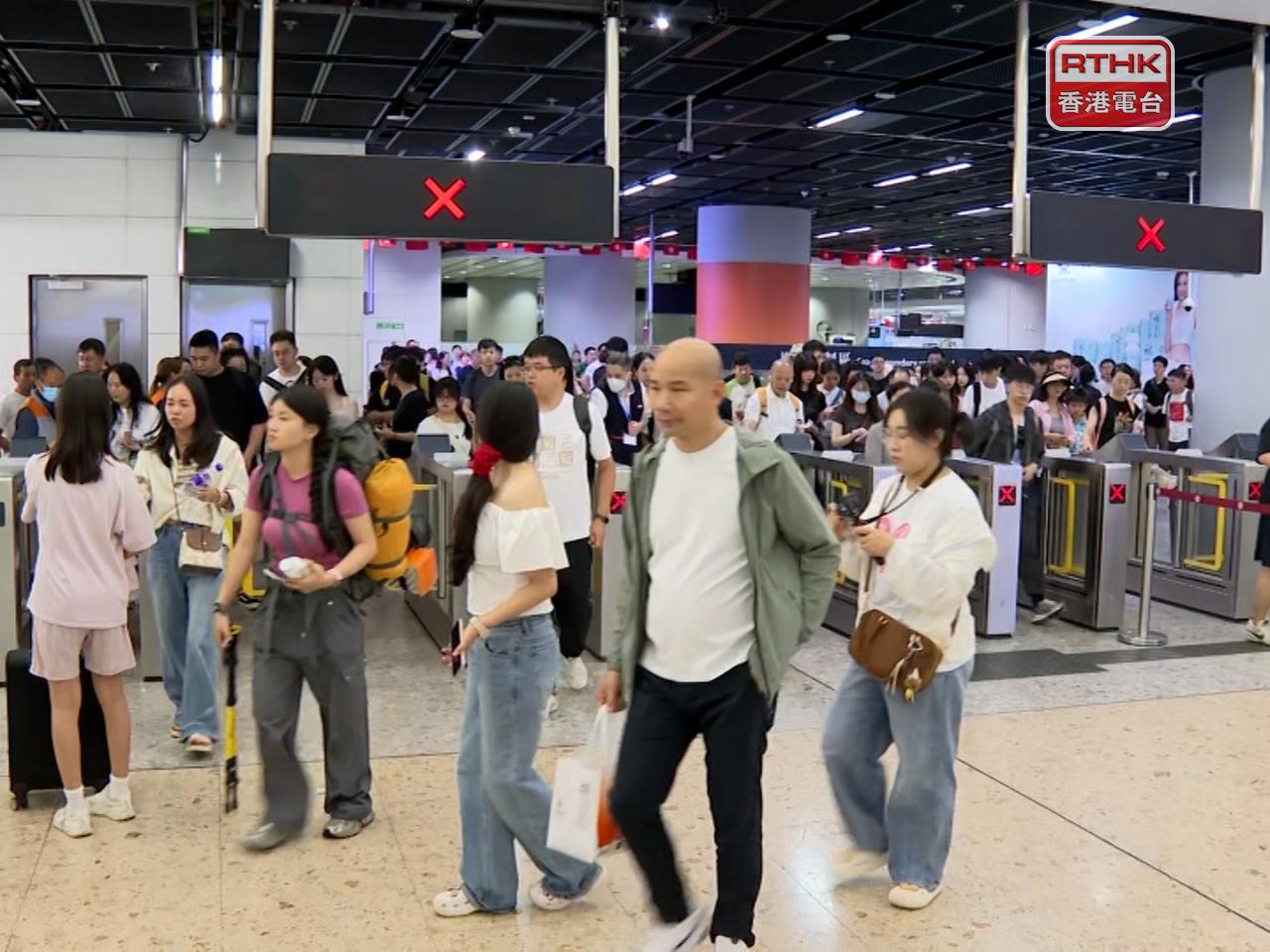 根據入境處數字，今日截至下午4時，有超過55萬人次出入境。（港台圖片）