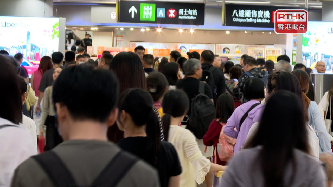 國慶黃金周首天逾23萬內地客來港