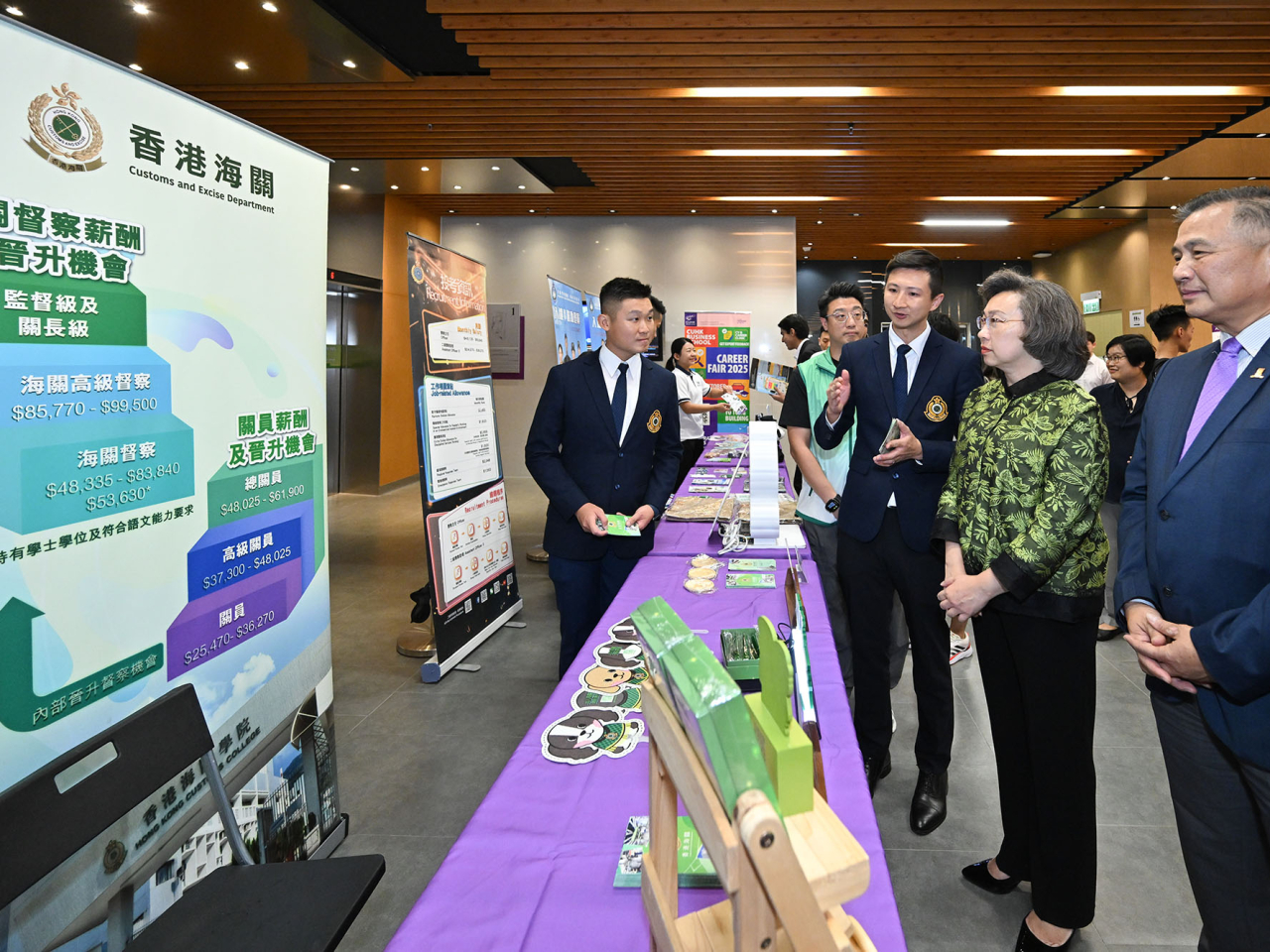 楊何蓓茵（右二）參觀香港海關的展位。（政府新聞處）