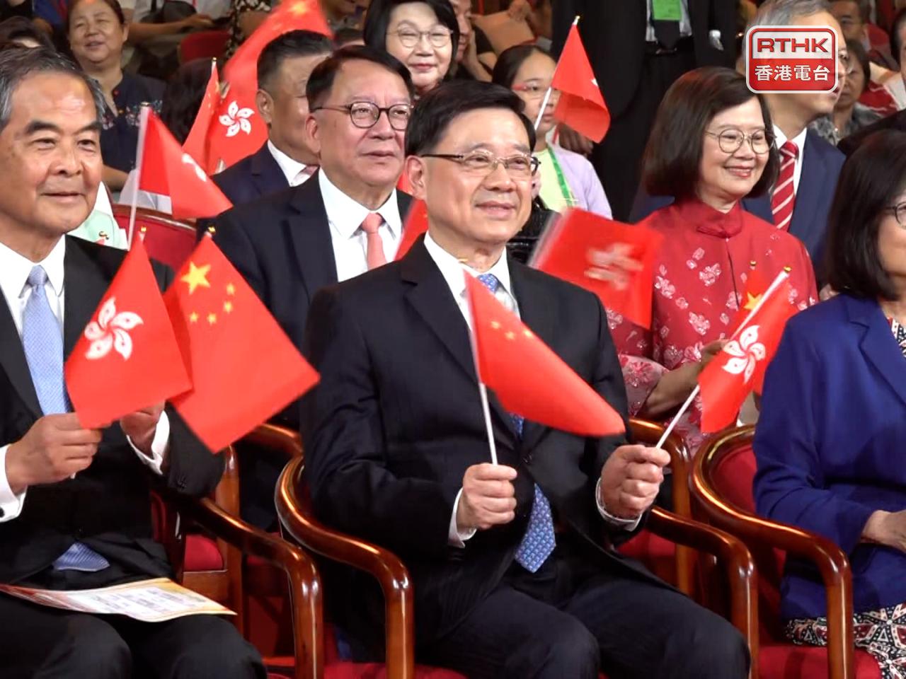 行政長官李家超（前排中）及多位官員出席。（施華駿攝）