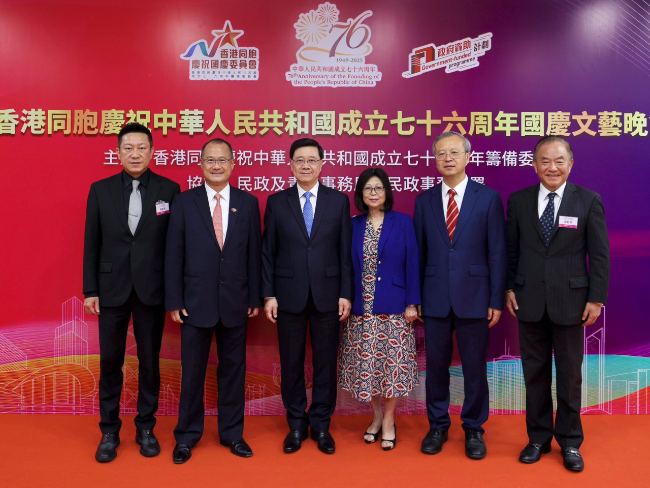 李家超與太太（左三與四）出席晚會與嘉賓合照。（李家超社交網站）