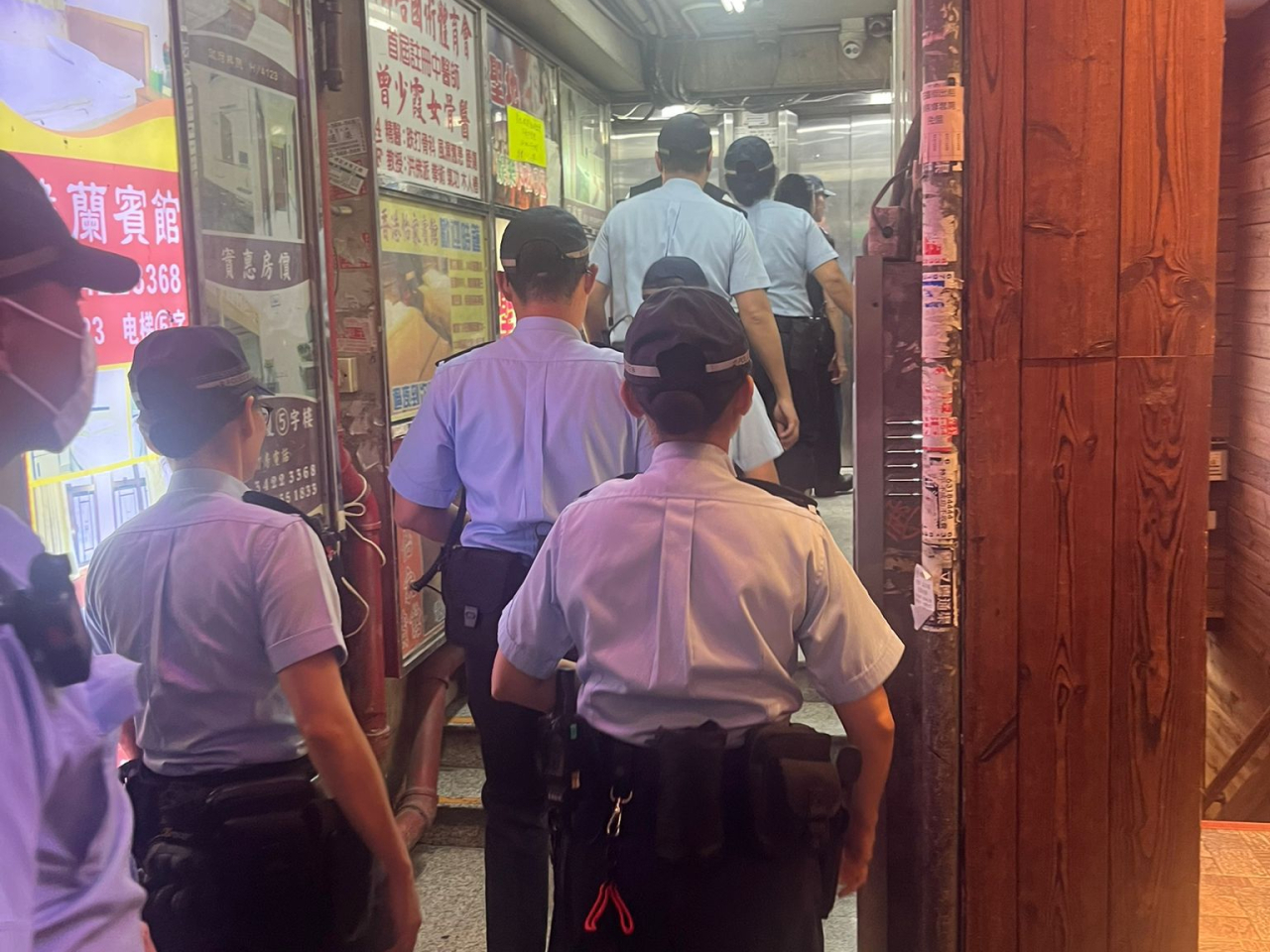 警方星期四在旺角展開反罪惡行動，突擊搜查區內單位及14個處所。（警方圖片）