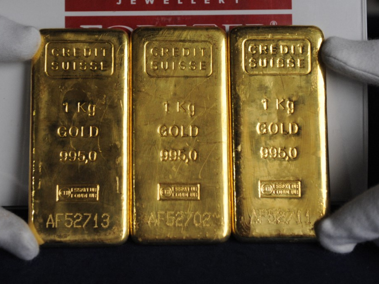 金價創新高後回吐，現貨金及紐約期金均自紀錄高位回落1%。（法新社資料圖片）