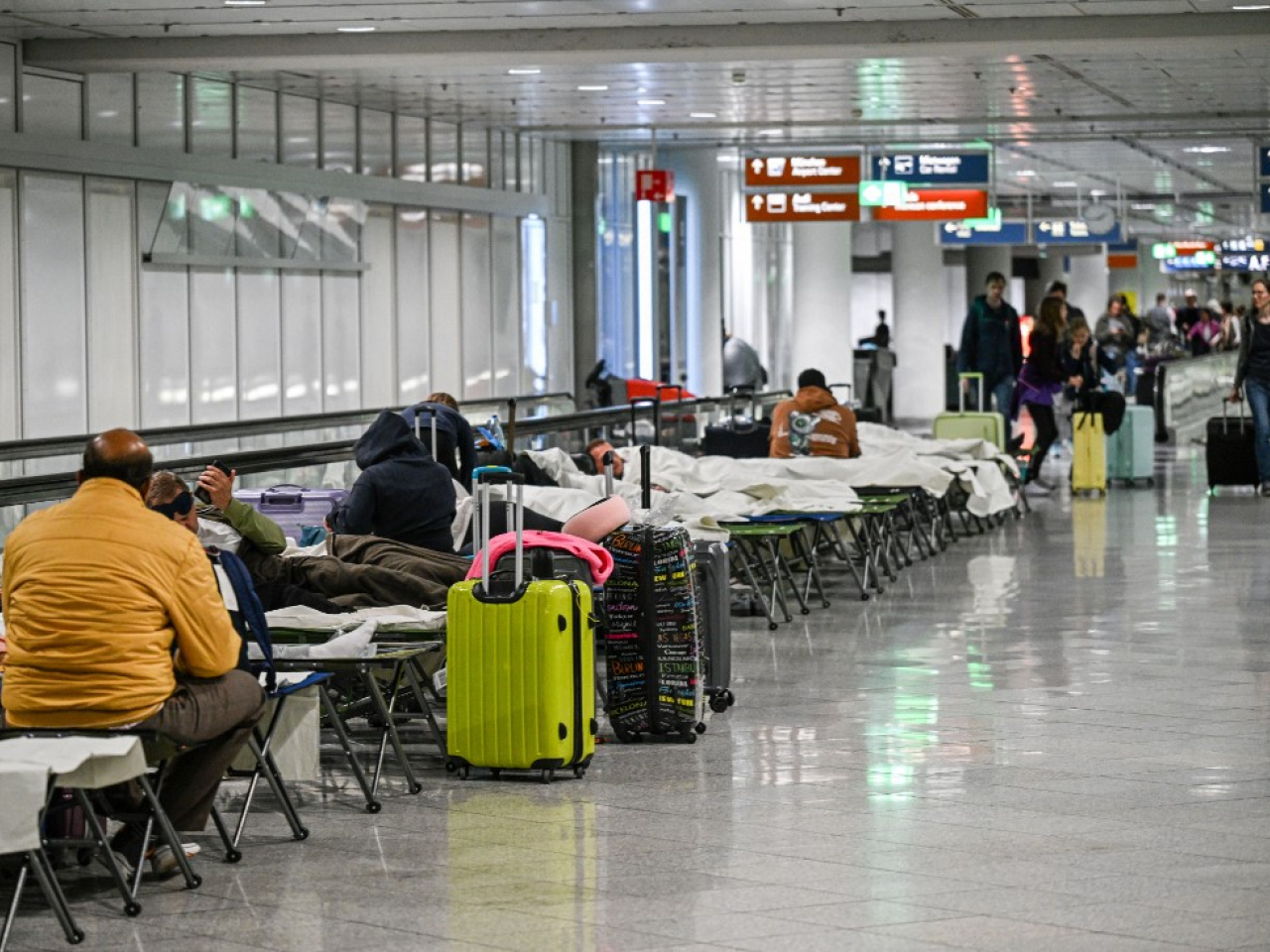 機場表示無人機導致空中交通管制部門暫停運作，17個航班取消。（法新社）