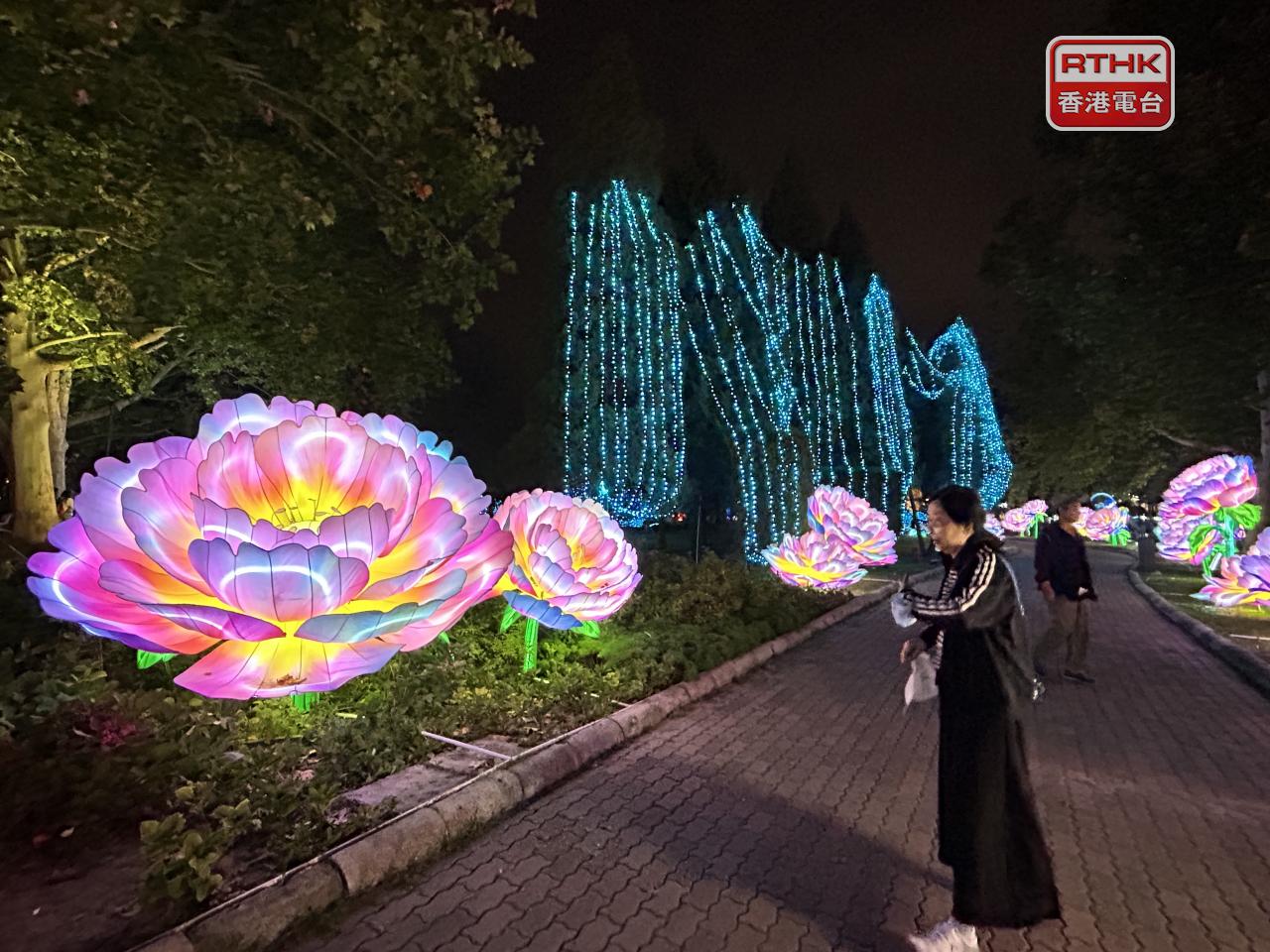 北京中秋國慶彩燈遊園會於豐台區世界公園舉行，約25萬平方米內分7大主題區，展出不同花燈。(鄧穎琳攝)