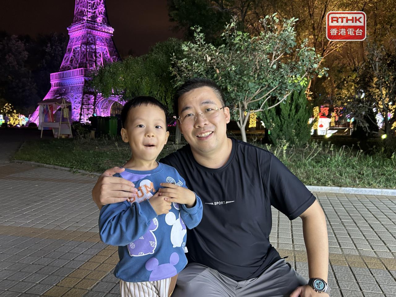 北京市民楊先生認為，今次花燈會將高科技結合傳統藝術，可讓兒子邊感受喜慶氛圍，邊了解國家最新發展。(鄧穎琳攝)