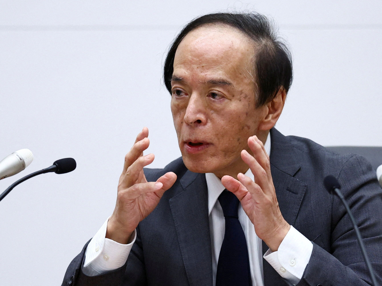 植田和男稱若海外經濟及貿易政策不確定仍高，日本企業或更著重削減成本而影響薪酬前景。（路透社資料圖片）