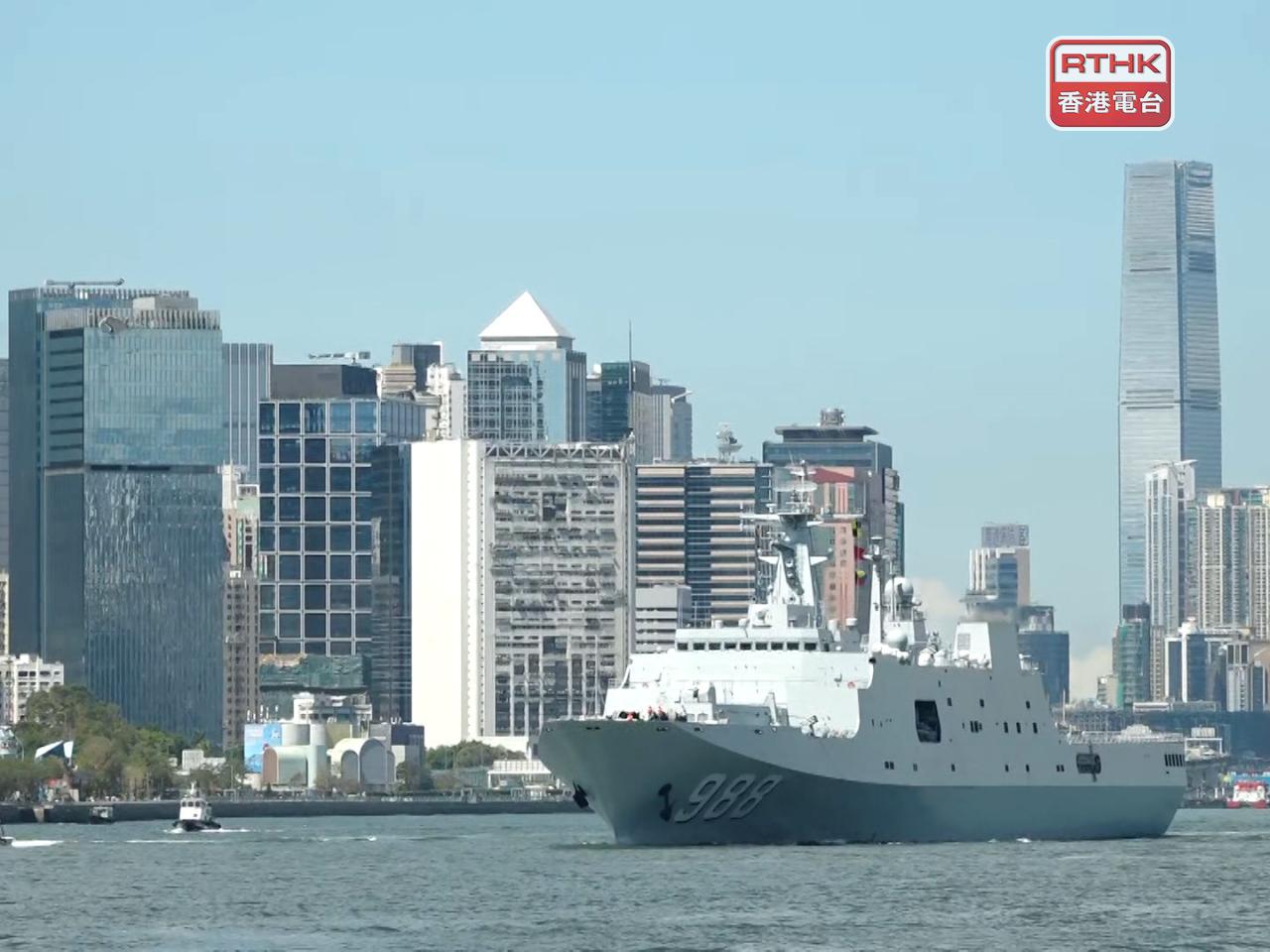舷號「988」的「沂蒙山艦」是國家自行研製設計生產的新型兩棲船塢登陸艦。（游樹榮攝）.jpg