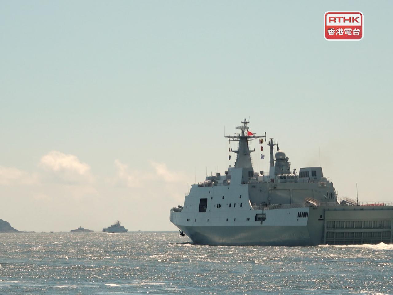 「戚繼光艦」及「沂蒙山艦」結束在港的三天艦艇開放活動，今日離港。（游樹榮攝）
