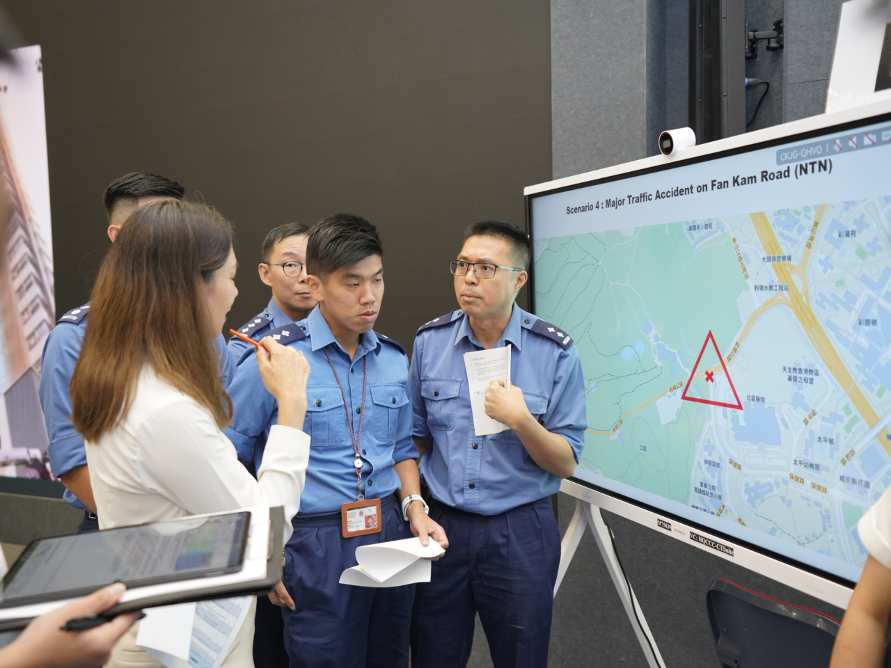 紀律部隊代表及相關機構討論應急處理方案及協調機制。 （政府新聞處）