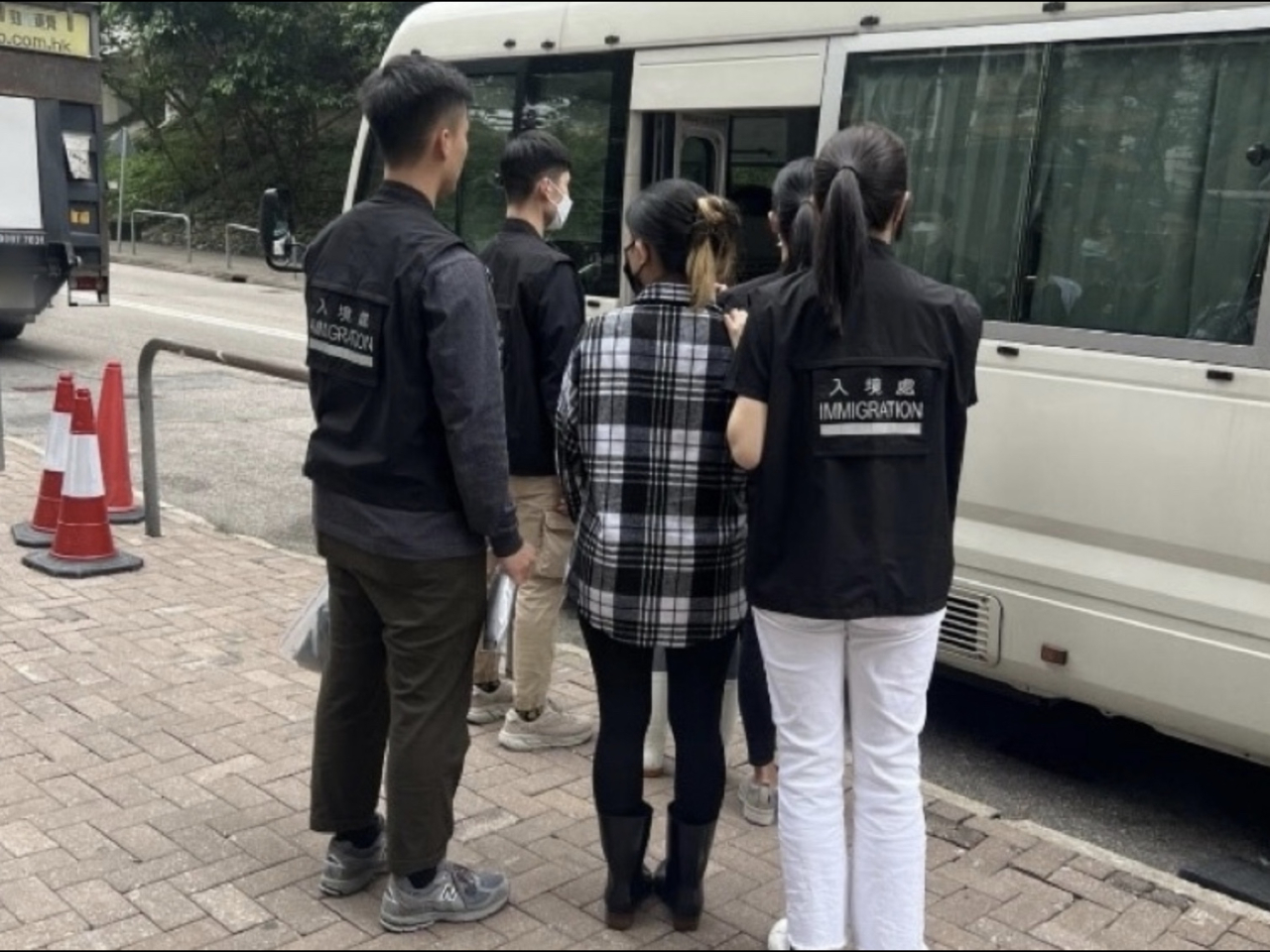 被捕人士全部是女性，調查仍然在進行中，不排除有更多人被捕。（政府新聞處）