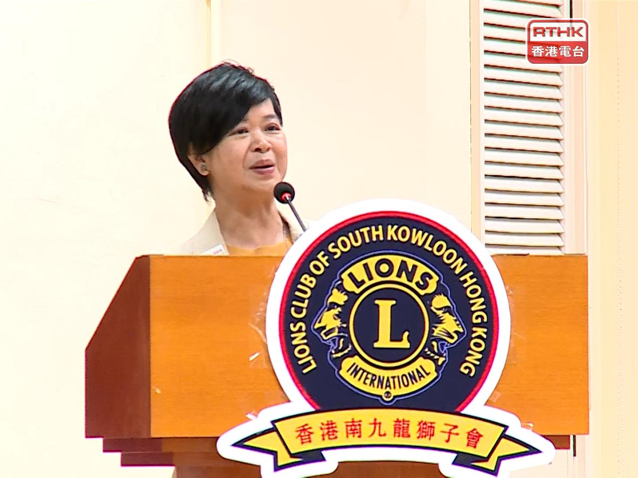 何永賢說，有關計劃可以發揮「零時差」功能，時刻照顧到獨居長者。（張連登攝）