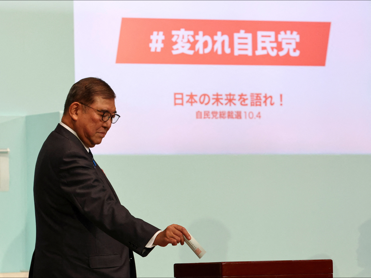日本首相石破茂在選舉中投票。（路透社）