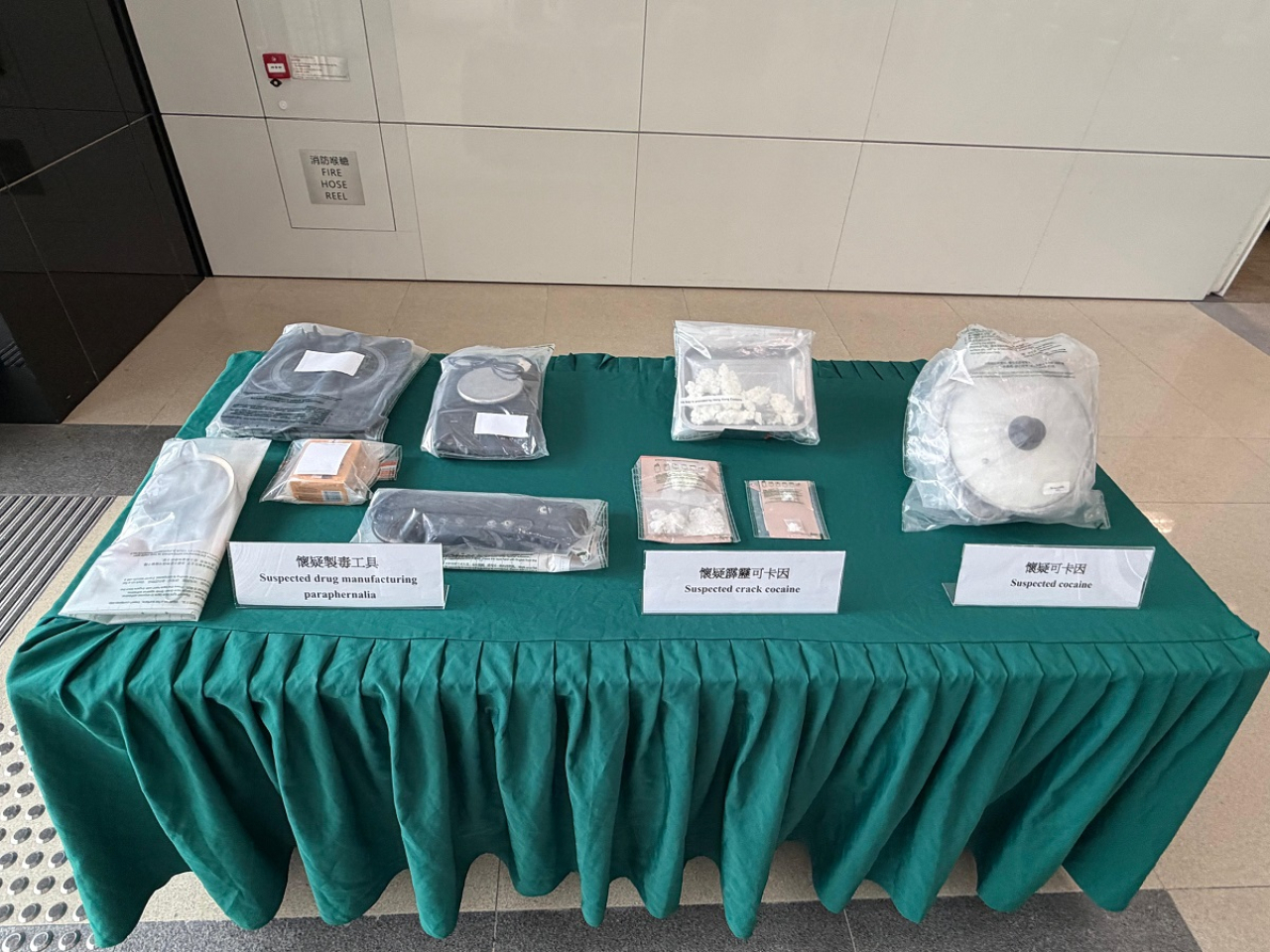 關員截查兩名可疑男子，分別在他們身上檢獲約70克及3克懷疑霹靂可卡因，將兩人拘捕。（政府新聞處）