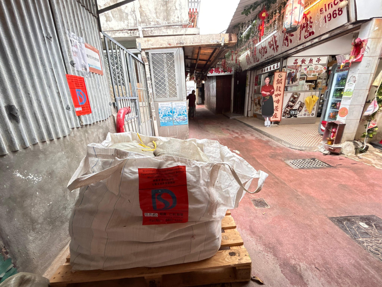 渠務署在鯉魚門放置沙包供市民有需要時取用。（渠務署社交專頁）
