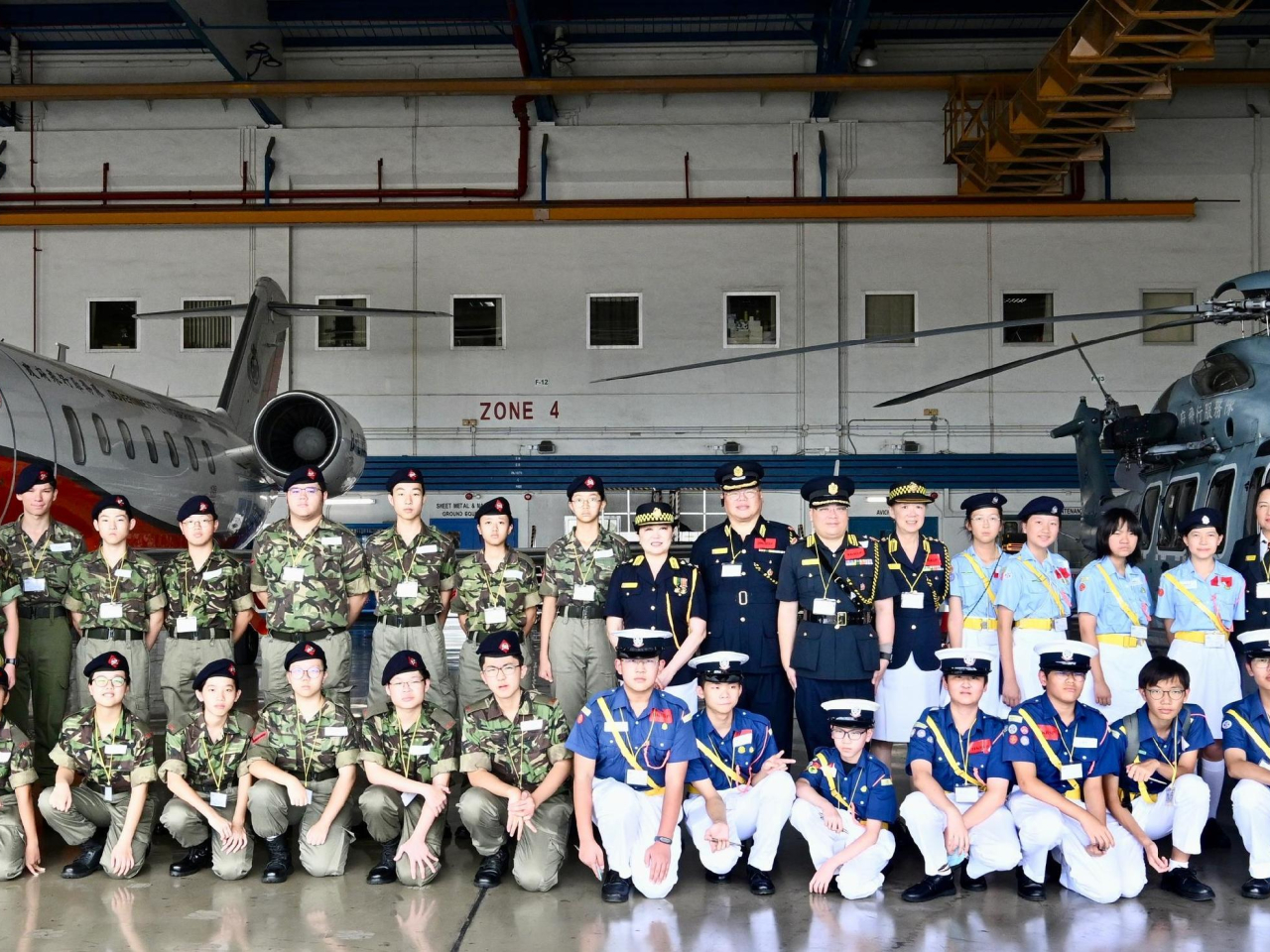 參加者參觀政府飛行服務隊飛機庫。（政府新聞處）