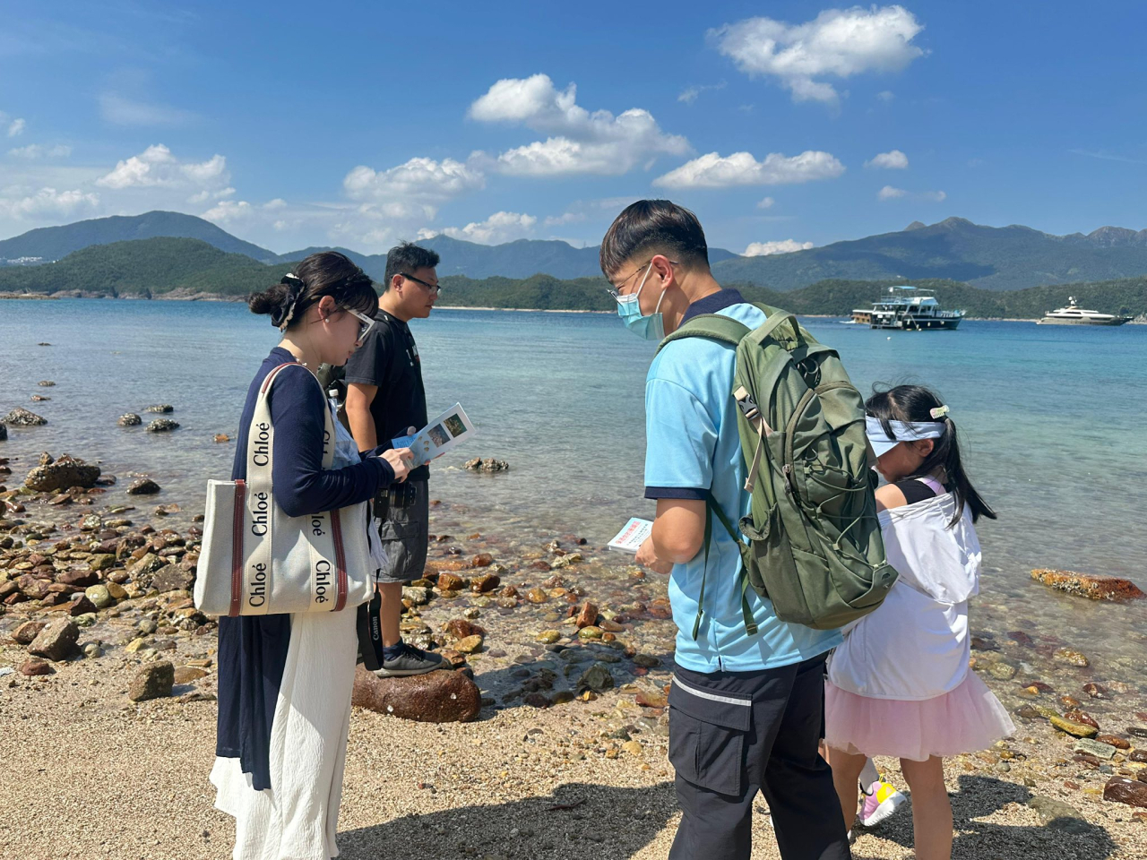 漁護署人員並向訪客派發宣傳單張。（漁護署社交網站）