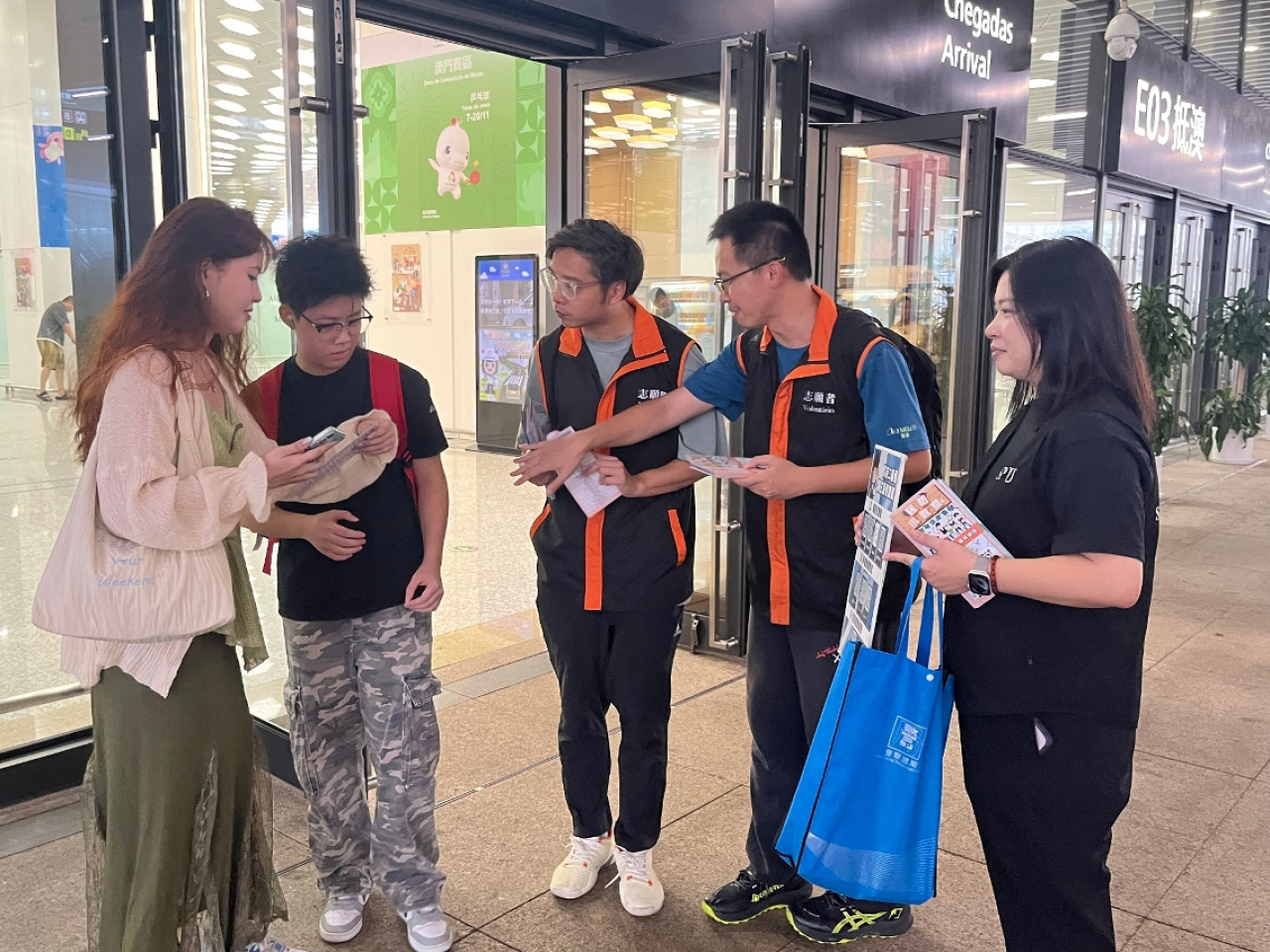 聯合宣傳隊伍到橫琴口岸一帶開展防風宣傳。（澳門新聞局）