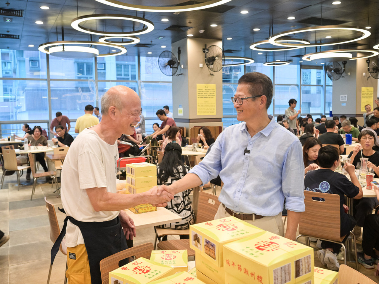 中秋前夕，陳茂波到上環一家傳統粿品店購買傳統的潮州月餅。 （財政司司長網誌 )