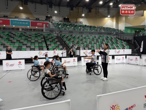 有家長帶同子女參與,表示希望子女感受殘疾人士在輪椅上做運動的難處,支持殘疾運動員。(陳曉筠攝)