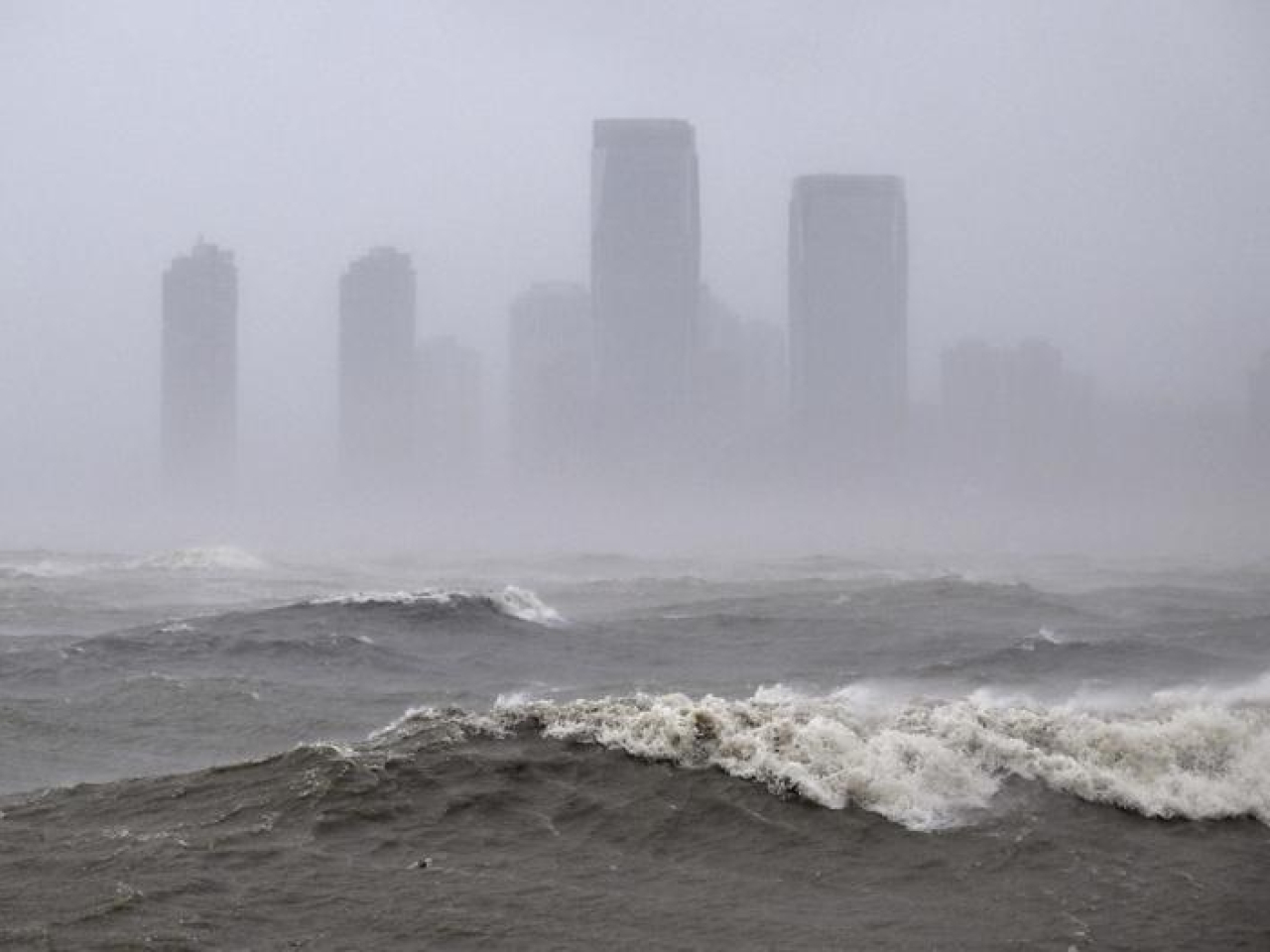 海口市區大風大雨，海面有大浪。（新華社）