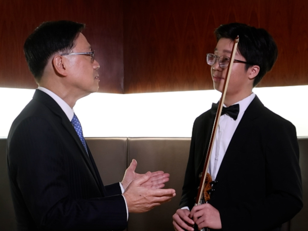 李家超對於李靖甫的轉變感到驕傲。（特首辦片段截圖）