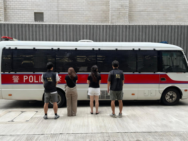 警方在油麻地一帶「掃黃」，打擊街頭賣淫活動，分別拘捕3名內地女子。（警方提供）