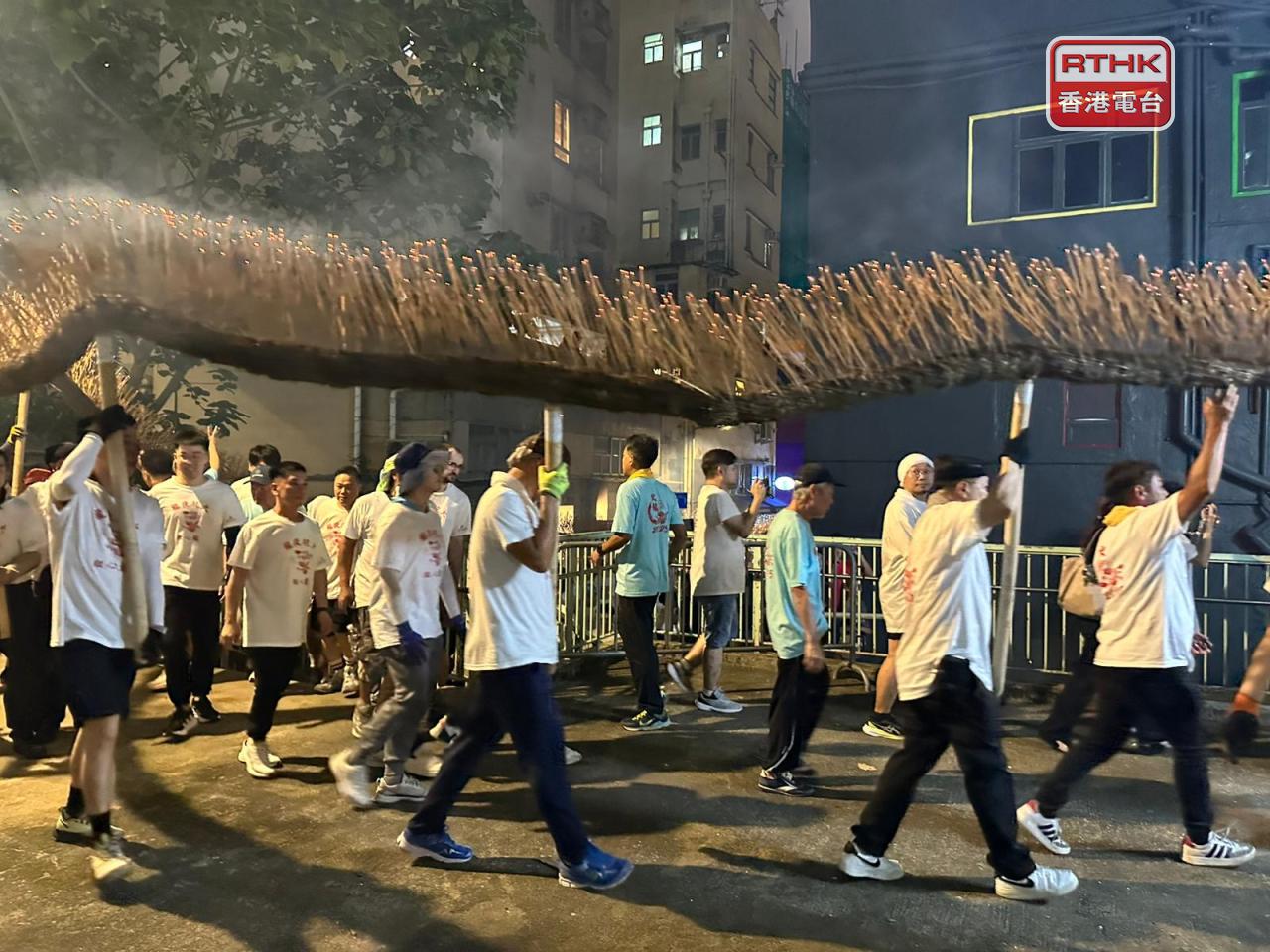 在300多人引領下，插滿香枝、全長67米的「火龍」。（仇志榮攝）