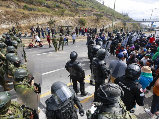 在基多，武裝部隊和警察在道路上維持秩序。（新華社資料圖片）