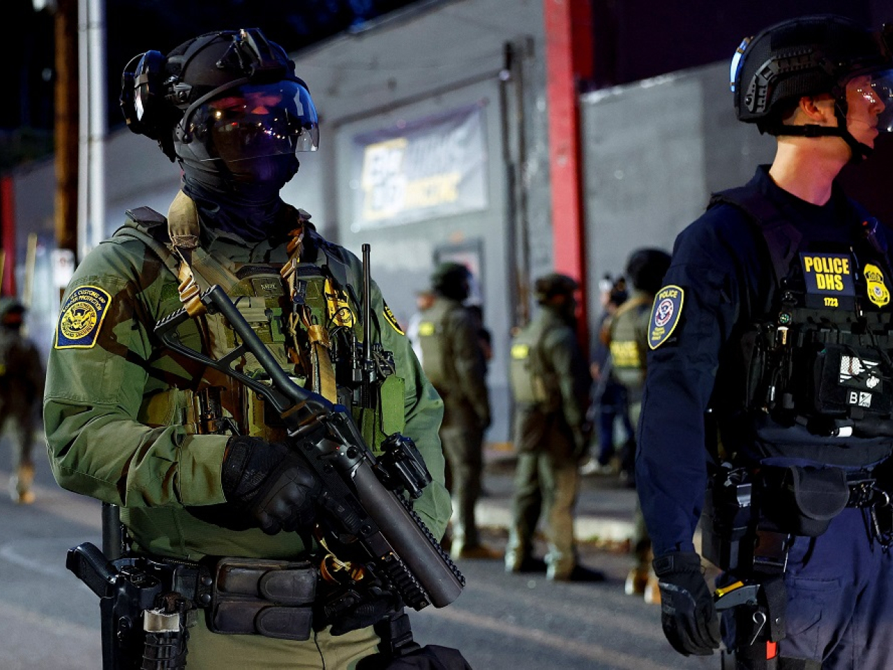 Federal law enforcement officers confront protesters outside Oregon's Immigration and Customs Enforcement (ICE) facility in Portland, Oregon. Photo: Reuters