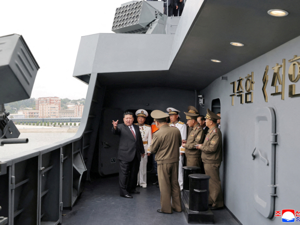 金正恩登上北韓海軍驅逐艦崔賢號參觀。（路透社）