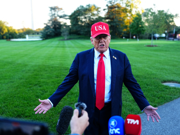 特朗普被問到政府何時開始裁員，他說正在進行。(路透社)