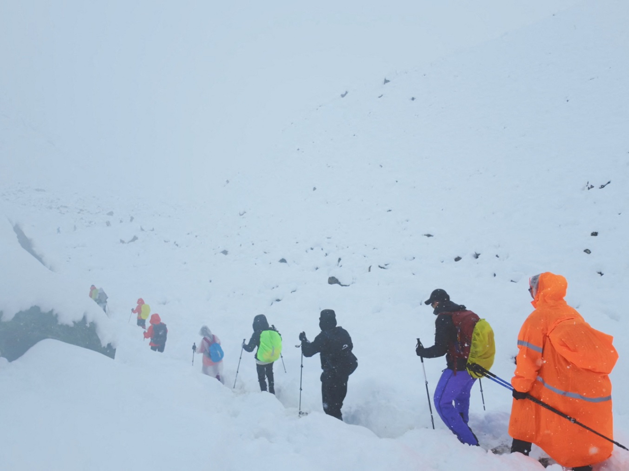 CCTV reported that 350 trekkers who had been stranded on Mount Everest by a blizzard had reached the township of Qudang, while contact with the remaining 200-plus trekkers had been made. Photo: Reuters