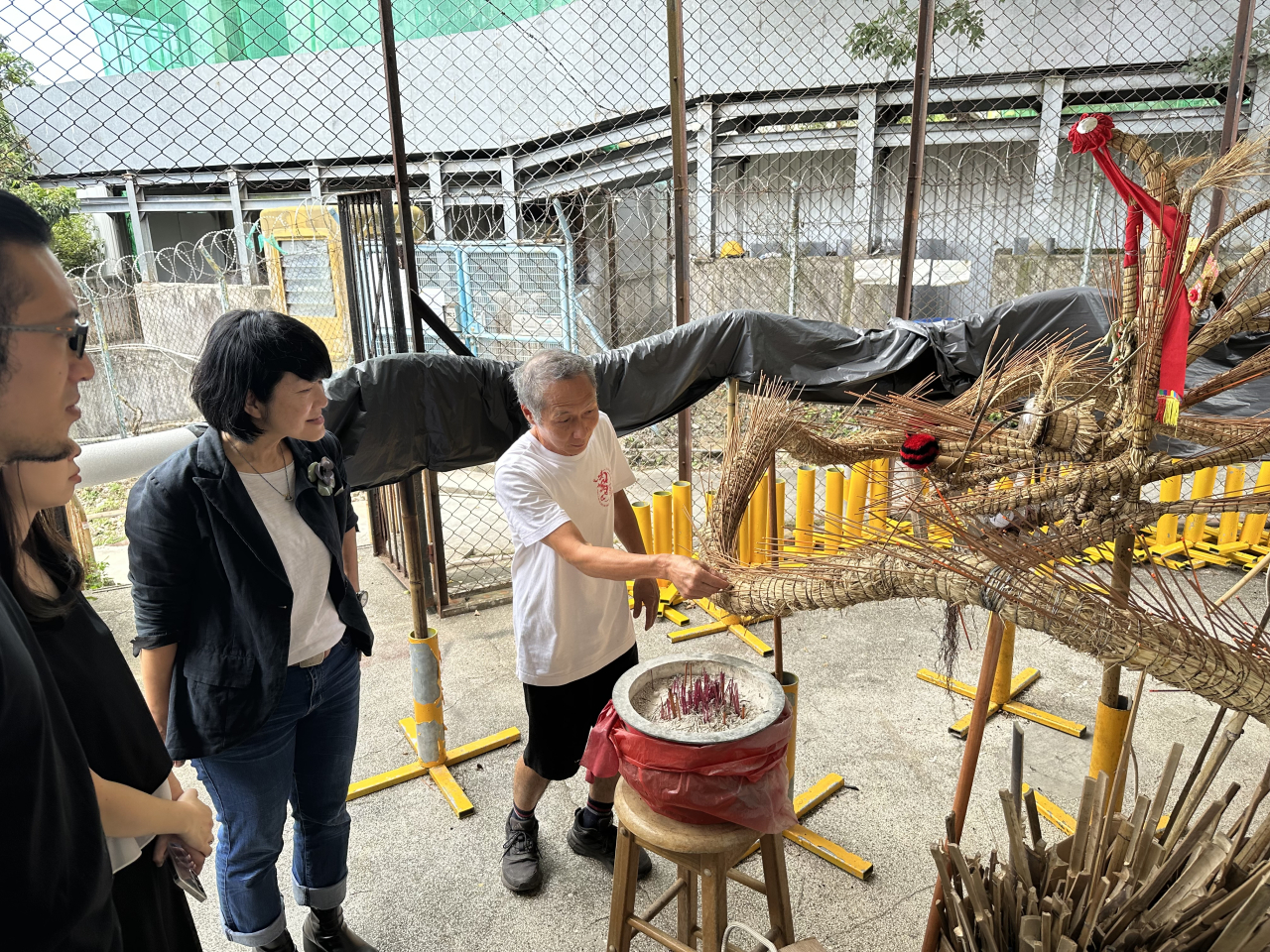 華富邨重建項目團隊向薄扶林村代表了解舞火龍活動。（房署提供）