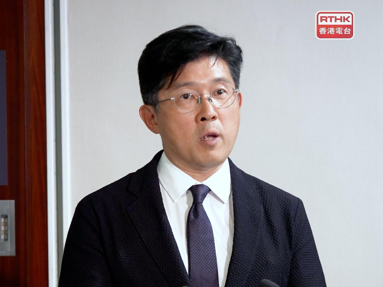 李翹彥說，螺絲鑲得不好，對結構會有影響，鐵板鑽孔被擴大，就有方法補救。（梁禎祥攝）