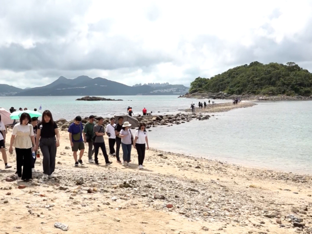 日前吸引大批遊客到訪的西貢橋咀洲,沙灘遺下曾經生火的痕跡,有遊客表示不知道不能帶走海洋生物及石塊。