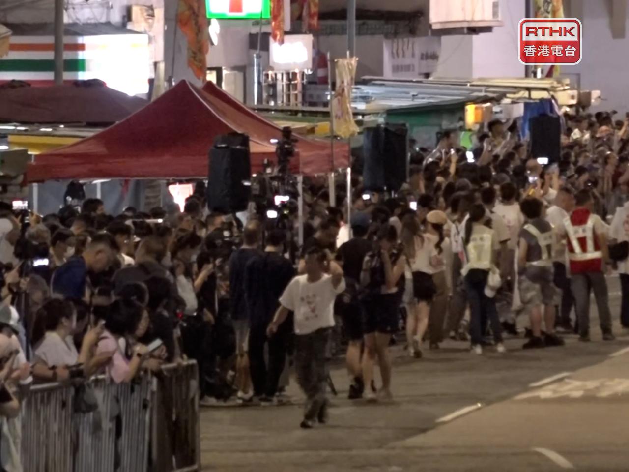 大批市民及遊客到場觀看。（葉美薏攝）