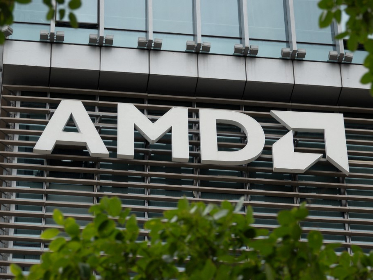 AMD表示，與OpenAI達成4年協議，向其供應數10萬個人工智能(AI)晶片，預計交易將帶來數百億美元的年收入。（法新社資料圖片）