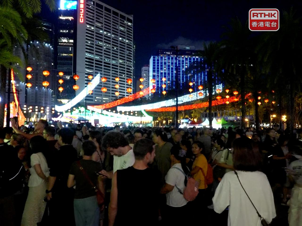 大批市民晚飯後，到維園觀賞花燈。（孔令輝攝）