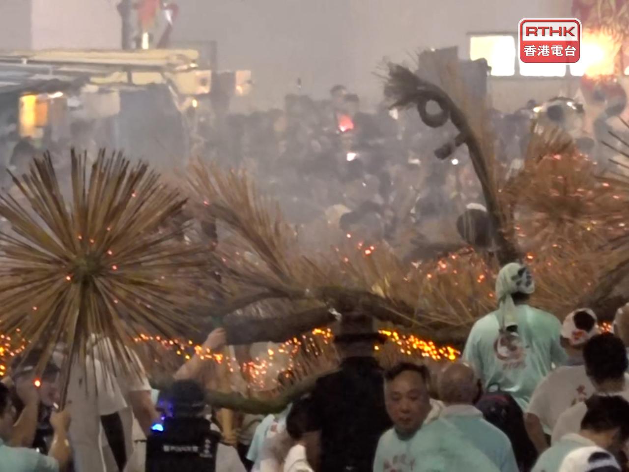 表演的舞火龍全長67米。（葉美薏攝）