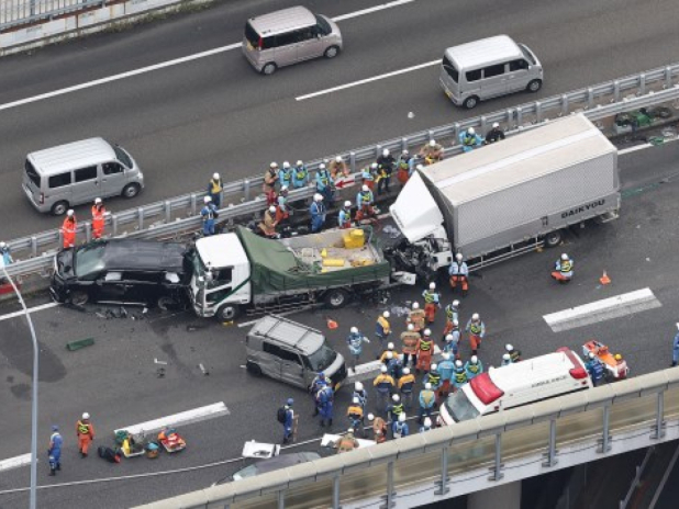 交通意外發生後,救援人員趕到現場。(法新社)