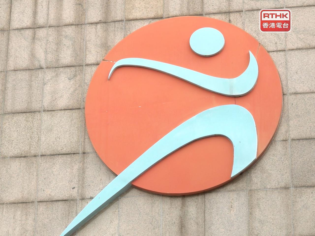 康文署提醒市民在歡度節日時，要保持地方清潔及愛護公物，切勿煲蠟或將燃點的蠟燭插在地面、草地或沙灘上。（港台圖片）