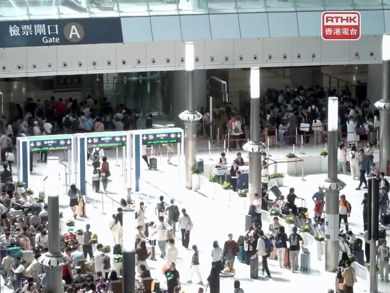 內地中秋國慶黃金週假期明日結束，不少內地旅客提前坐高鐵回內地。（林紹鋒攝）